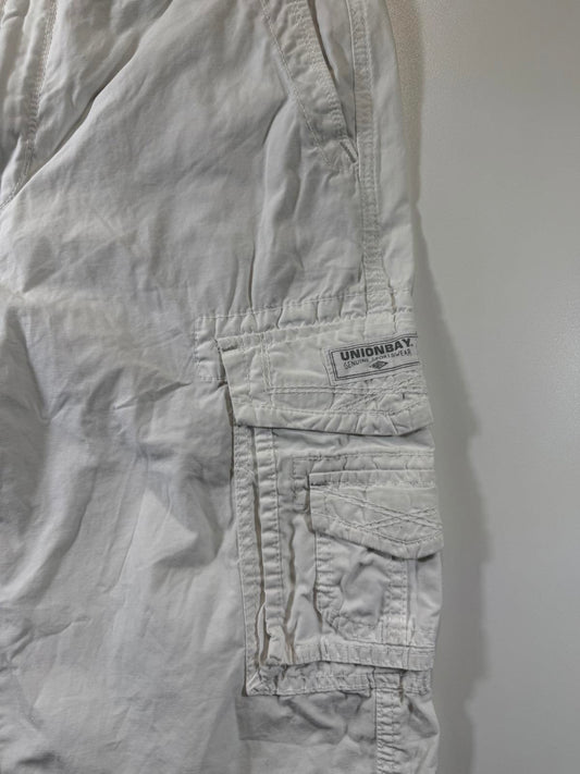 Unionbay White Cargo Shorts with Multiple Pockets 32