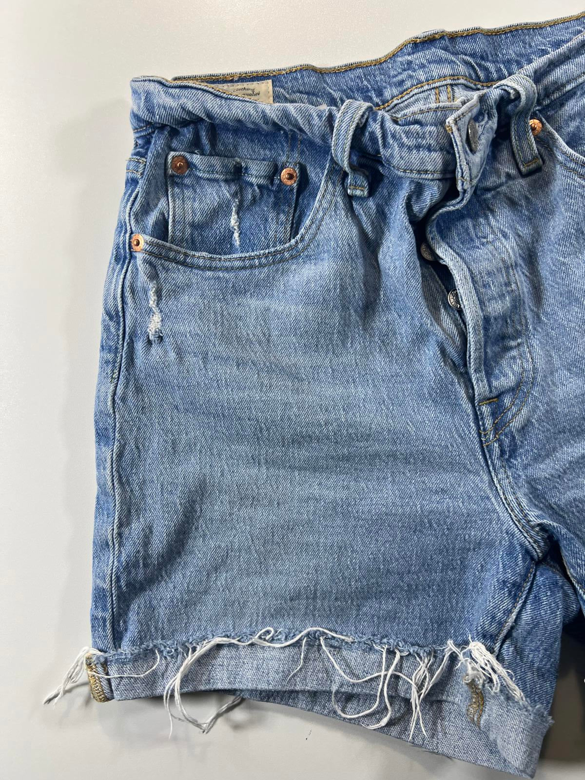 Levi’s Distressed Denim Shorts 28