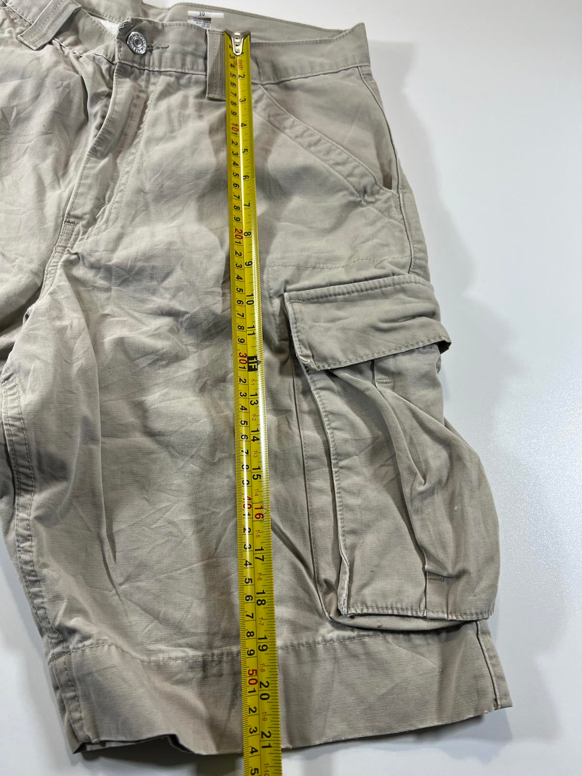 Vintage Levi’s Men's Beige Cargo Shorts 30