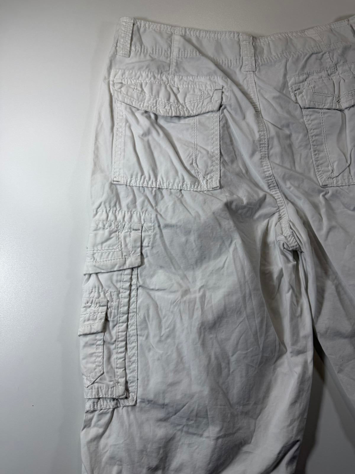 Unionbay White Cargo Shorts with Multiple Pockets 32